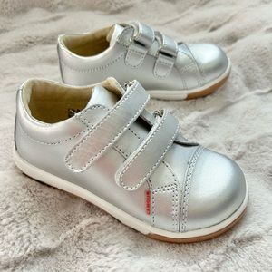 L'Amour Girls Double Velcro Leather Sneaker. Size 8 Toddler. New in the box